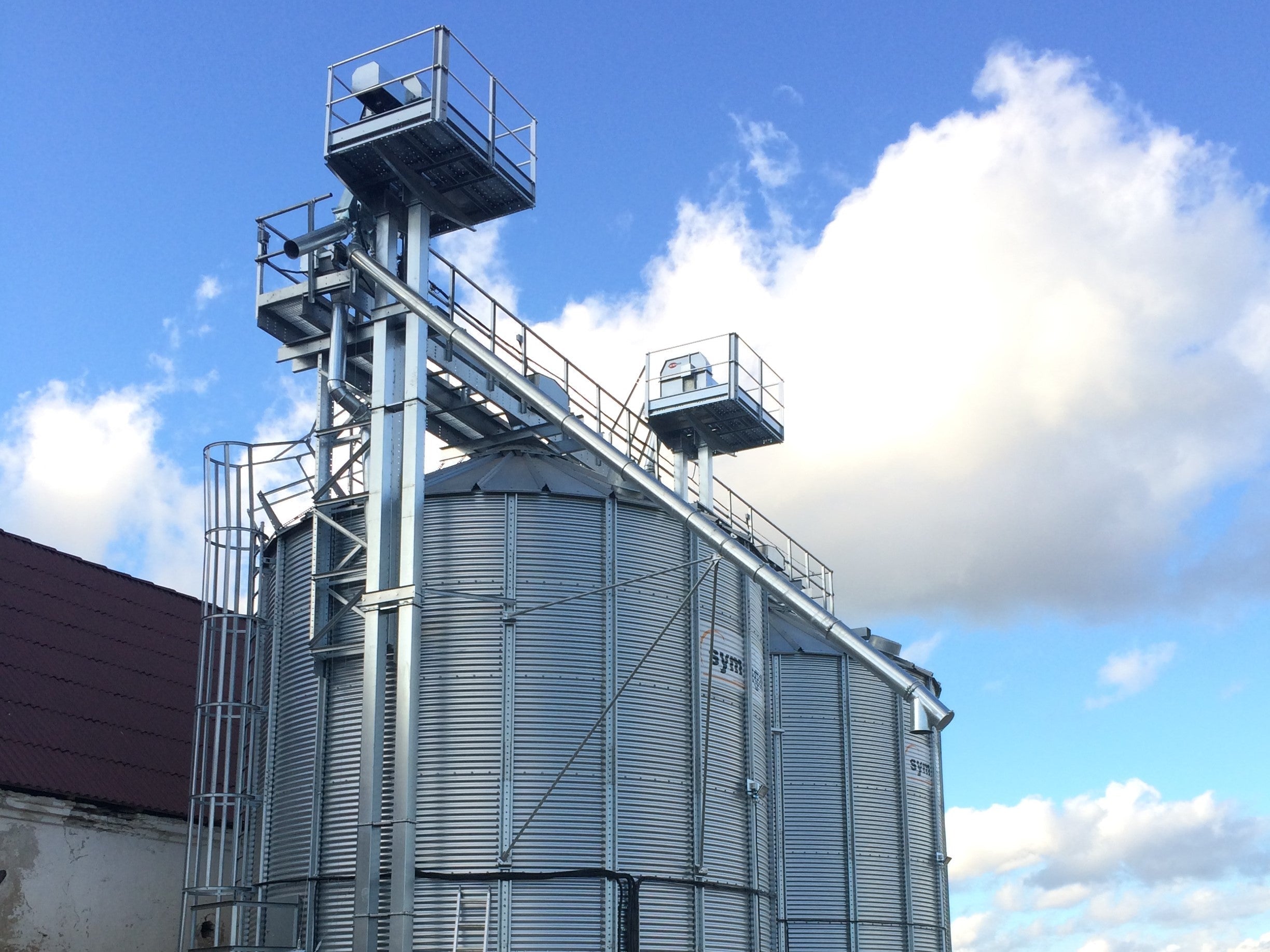 Silos mit Transport für Kleinbauern in Estland.